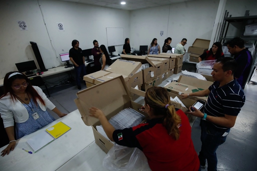 Durante el proceso de conformación de los paquetes electorales postales para los mexicanos residentes en el extranjero, en las instalaciones del INE, en imagen de archivo. Foto Cristina Rodríguez