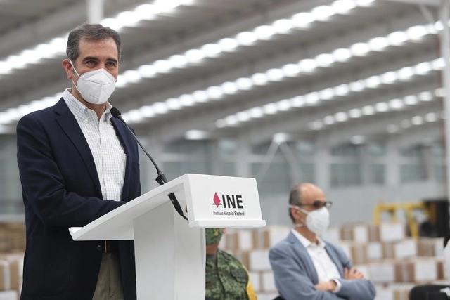 Lorenzo Córdova, consejero presidente de INE durante el banderazo de salida de la material electoral para la jornada del 6 de junio. Foto Yazmín Ortega