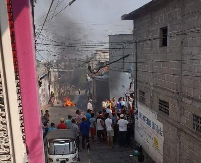 Un grupo de personas incendió ayer cuatro paquetes que contenían boletas electorales en la comunidad de Guadalupe, municipio de Totolapa, Chiapas. Foto tomada de la red social X




