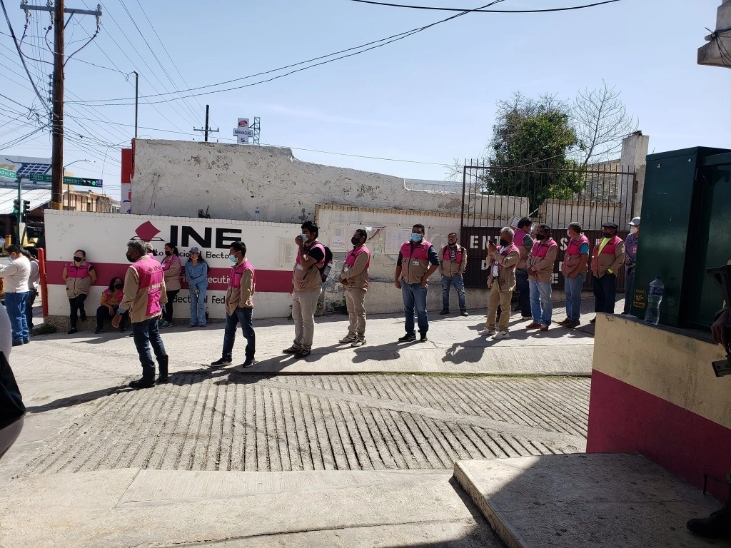 El vocal ejecutivo del INE, Manuel Moncada Fuentes, informó que se realizó una insaculación de los 343 mil ciudadanos con credencial de elector en la ciudad, de los cuales se seleccionaron 44 mil 578 personas que cumplen con los criterios establecidos, representando el 13 por ciento del padrón electoral total. La elección de jueces federales y locales será uno de los principales temas de votación. Foto Facebook Claudia Rebolledo 