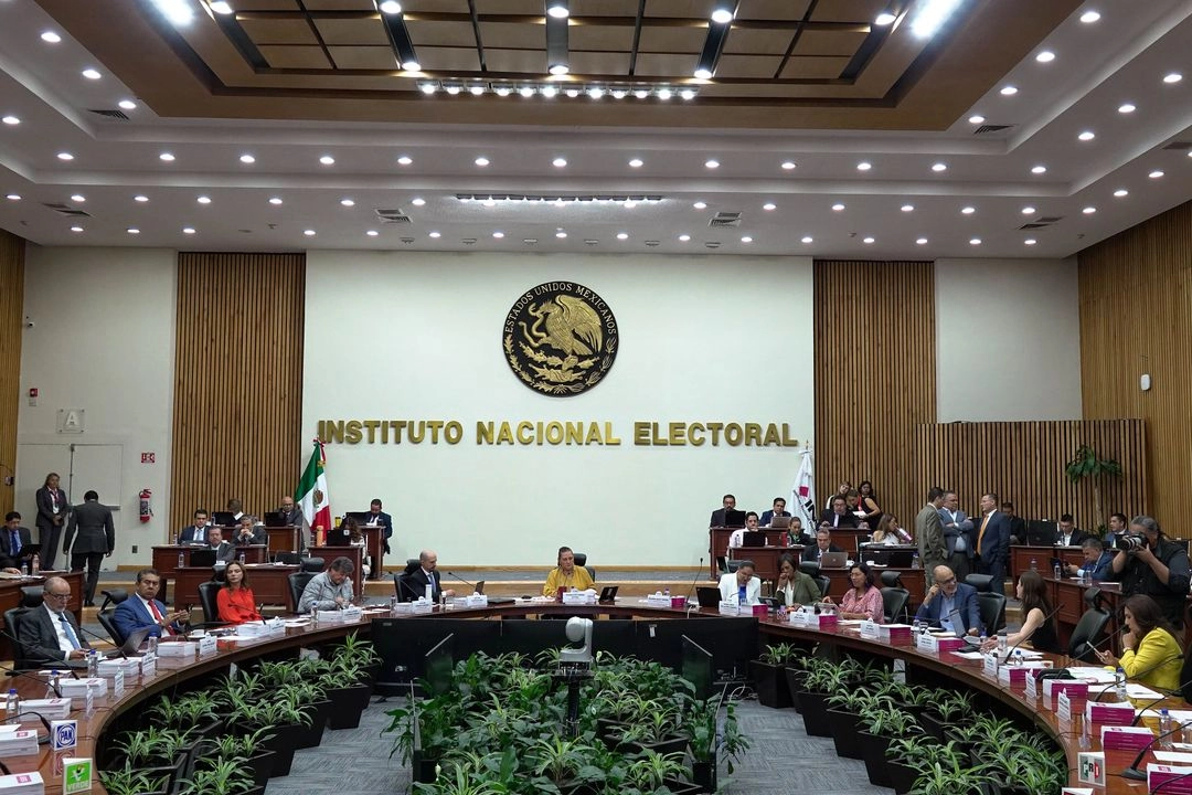 A 12 días del cierre del periodo de campaña, el INE deberá elaborar en tiempo récord (24 horas) lineamientos a fin de que los “encuentros y mesas de diálogo” sean más flexibles que los foros, en los cuales hoy se exige equidad con distintas reglas y límites.  Foto