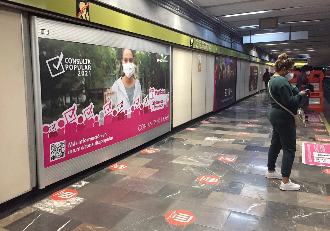 Publicidad sobre la consulta popular para el 1 de agosto en la estación del Metro Zapata en la Línea 3, en CDMX, el 15 de julio de 2021. Foto Cristina Rodríguez
