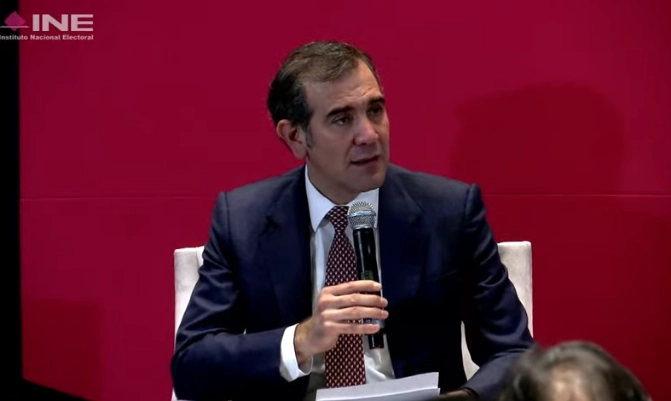 El consejero presidente del INE, Lorenzo Córdova, durante una participación en el Foro Internacional: La importancia del periodismo en la integridad electoral. Imagen tomada de la transmisión en vivo 