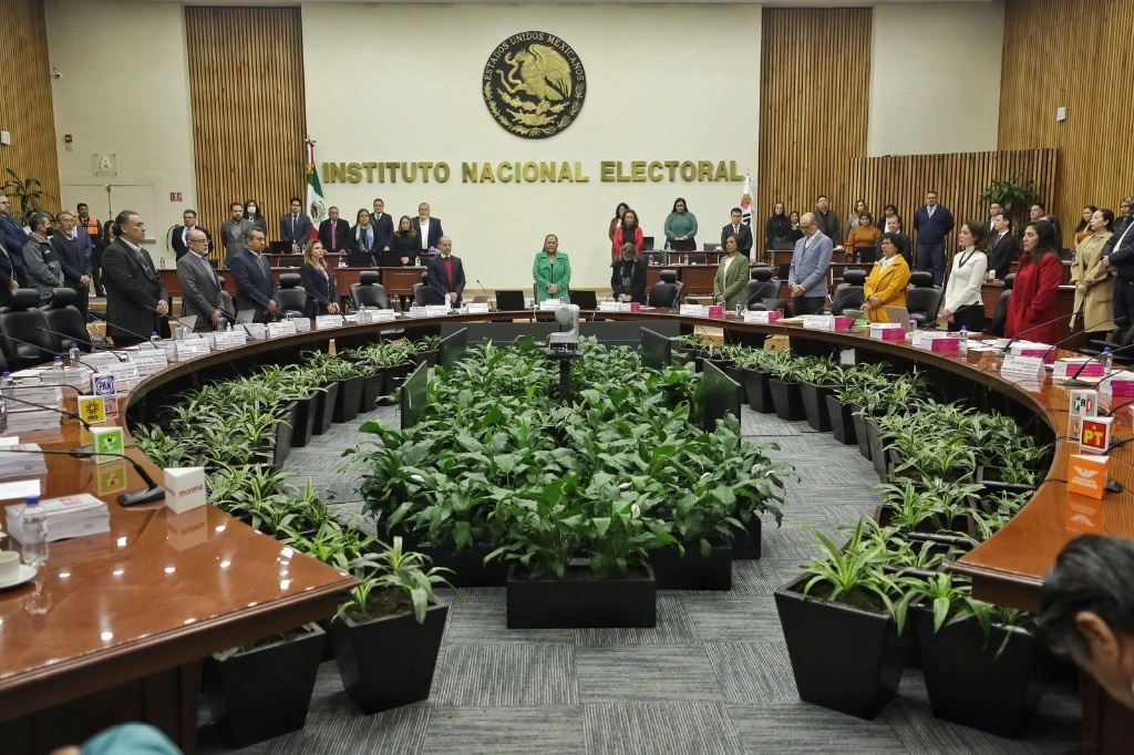 Minuto de silencio durante una sesión del Consejo General del INE, en la Ciudad de México, el 11 de enero de 2024. Foto Marco Peláez
