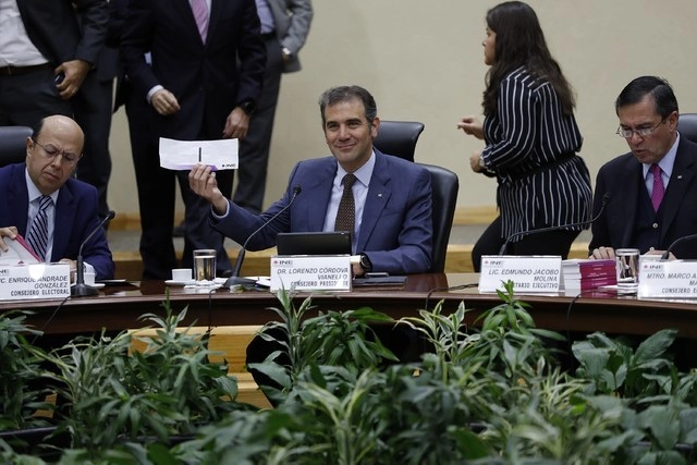 Al centro de la imagen, el consejero presidente del INE, Lorenzo Córdova. Foto Cristina Rodríguez / Archivo