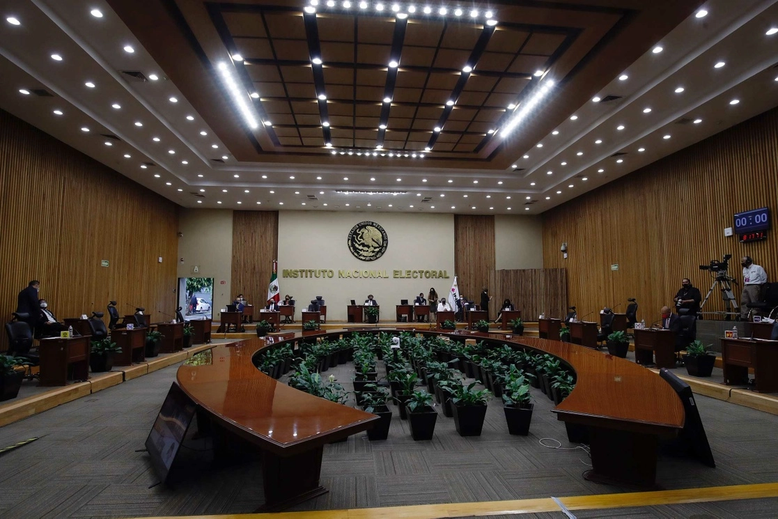 El INE multó al partido Morena con 4 millones 529 mil pesos por la retención del 10 por ciento del salario de trabajadores del municipio de Texcoco. Foto Cristina Rodríguez