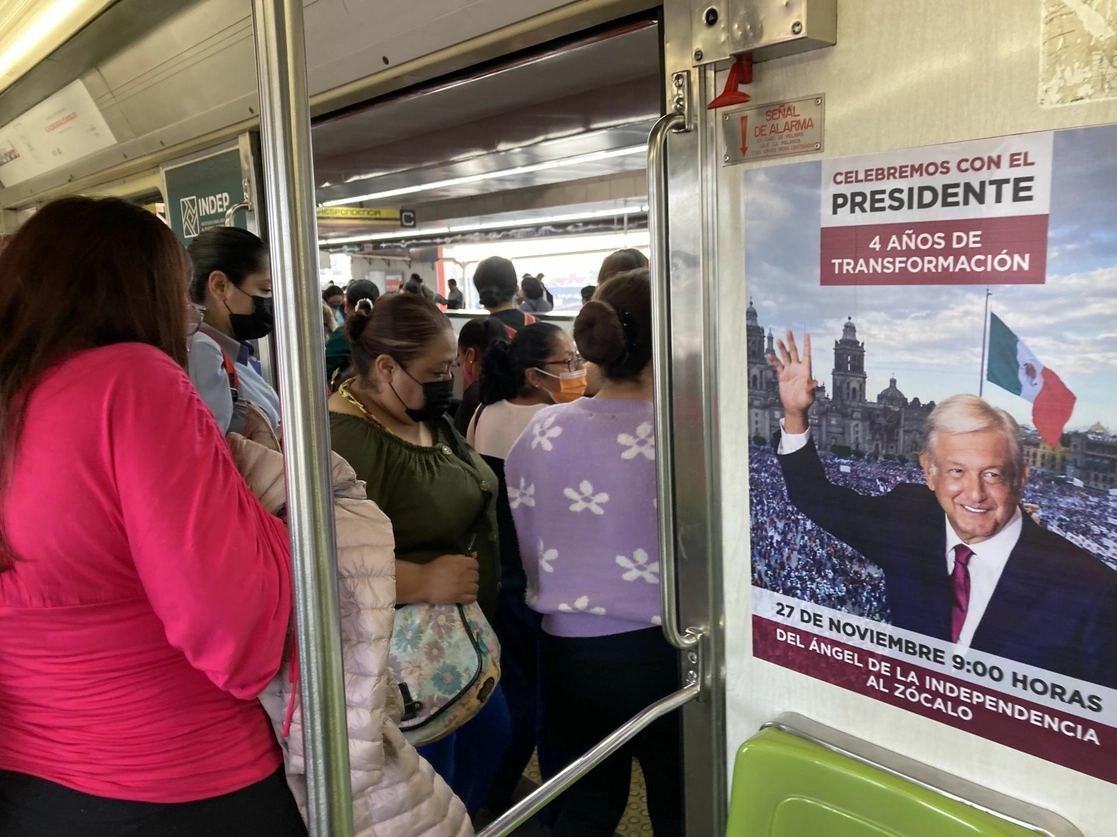 Propaganda de la marcha convocada por el presidente López Obrador al interior de los vagones del Metro. Foto Cuartoscuro 