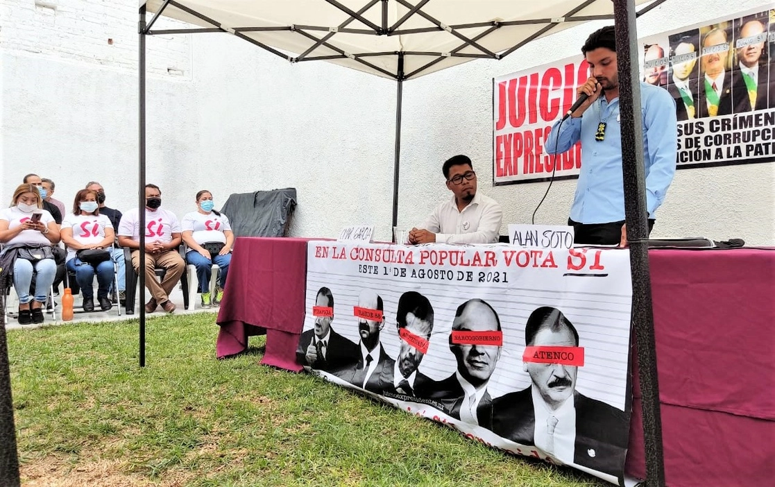 Omar García (de lentes) y Alan Soto, anunciaron una serie de actos en Jalisco para promocionar la consulta popular del 1 de agosto próximo, incluida una marcha el día 30 de julio que partirá de la glorieta de La Minerva. Fotografía Juan Carlos G. Partida
