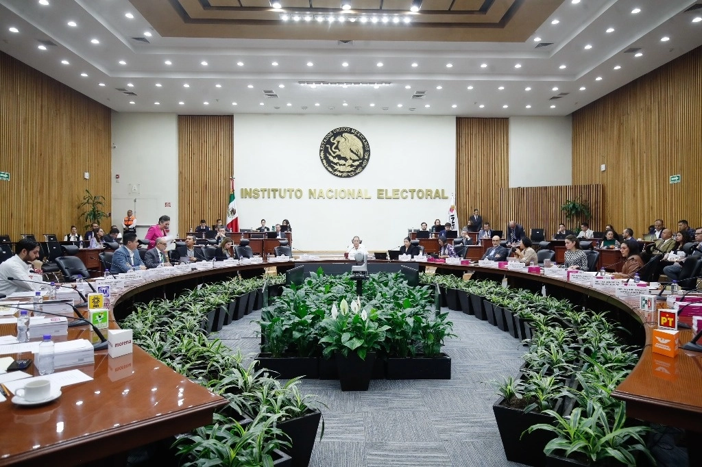 Con el argumento de que carece de base legal para investigar las granjas de bots, el INE rechazó indagar lo que Morena consideró una campaña contra el presidente Andrés Manuel López Obrador y la candidata presidencial de la coalición Sigamos Haciendo Historia, Claudia Sheinbaum. La imagen, del 14 de marzo de 2024. Foto Cristina Rodríguez