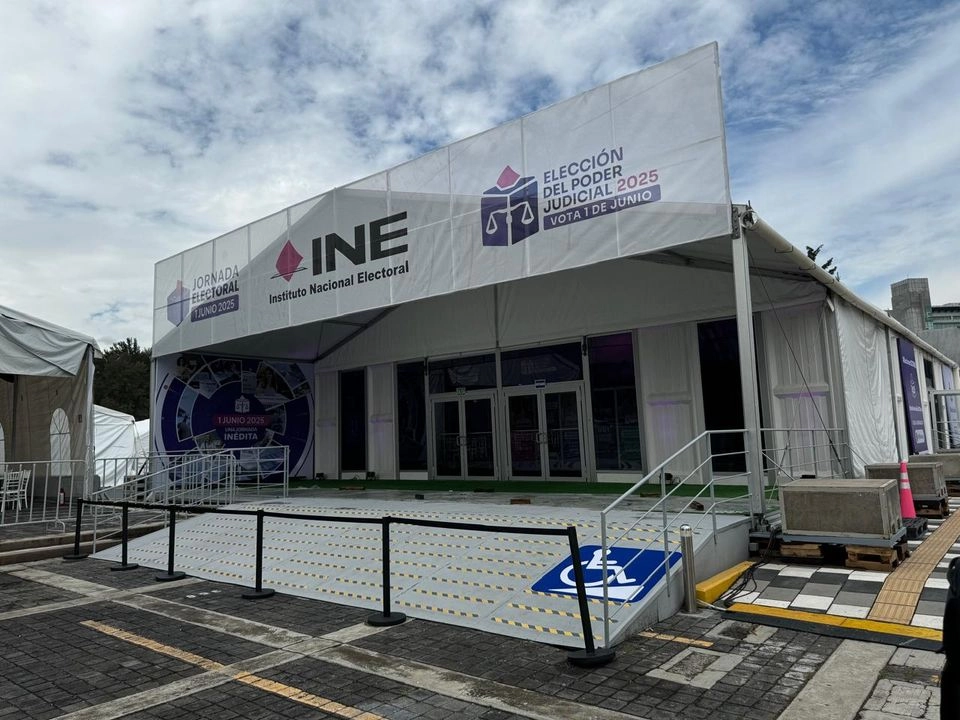 El INE realiza sus preparativos previo a la jornada electoral del 1 de junio. Al exterior de la entrada principal fue colocado un cerco metálico, en tanto al interior se observa la sala de prensa, en la Ciudad de México, el 29 de mayo de 2025. Foto 