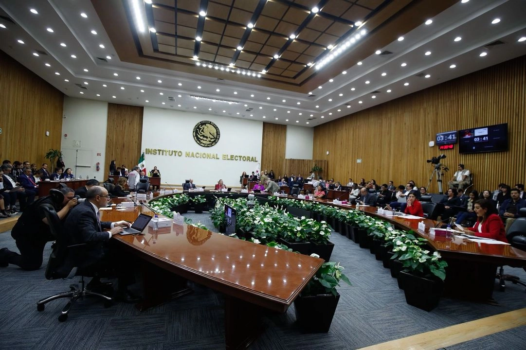 La consejera presidenta Guadalupe Taddei, la secretaria ejecutiva Claudia Arlett Espino, los consejeros electorales Jaime Rivera, Jorge Montaño, Carla Humphrey, Uuc-kib Espadas, Arturo Castillo, Norma Irene de la Cruz, Rita Bell, Martín Faz, Dania Paola Ravel, Claudia Zavala, durante la sesión extraordinaria del consejo general del INE, en la Ciudad de México, 15 de junio de 2025. 
