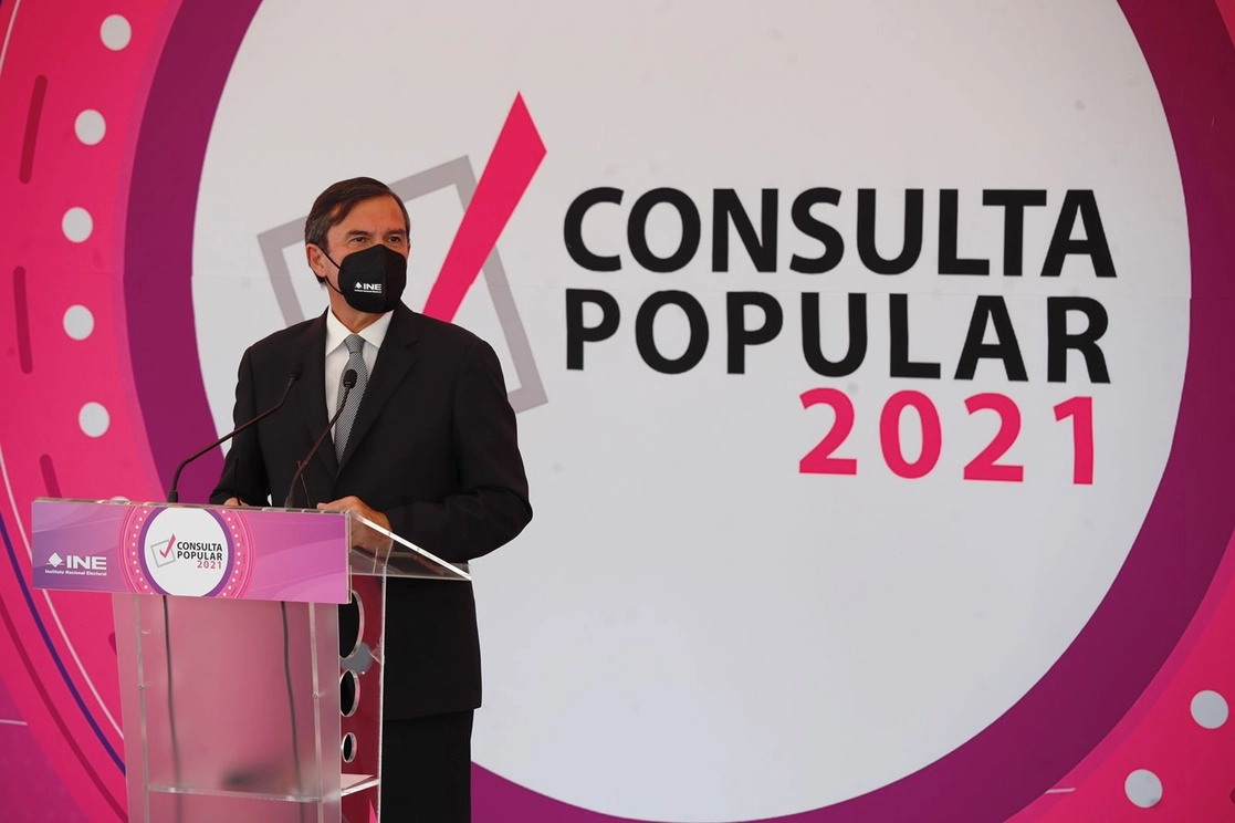 El secretario ejecutivo del INE, Edmundo Jacobo Molina, ofrece una conferencia de prensa en el receso de la sesión de apertura a la realización de la Consulta Popular. Foto Cristina Rodríguez
