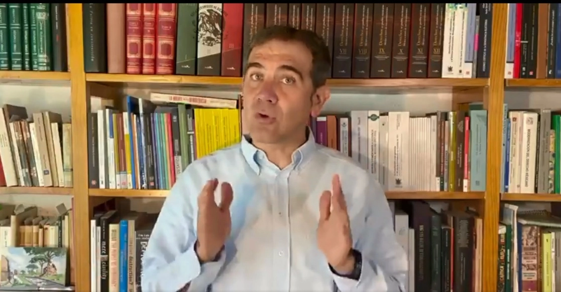 Lorenzo Córdova anunciando la participación del INE. Foto INE