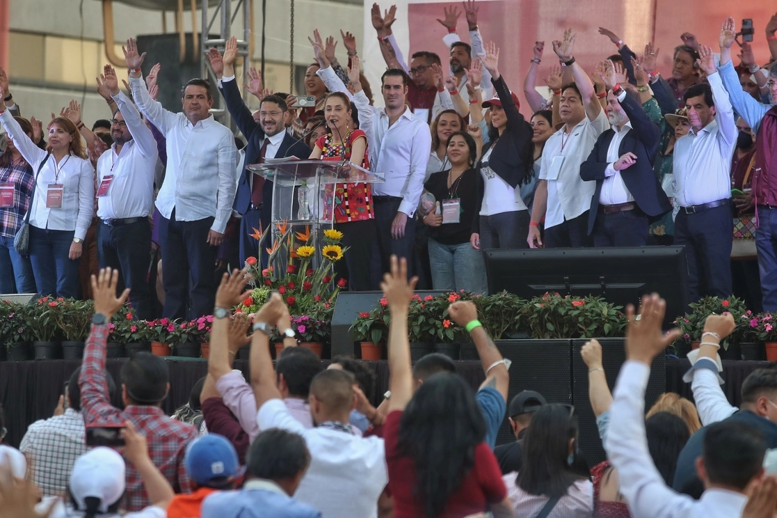 Asamblea informativa a favor de la reforma eléctrica, por parte de Morena, con la presencia de la jefa de gobierno Claudia Sheinbaum, Martí Batres, Miguel Torruco, Epigmenio Ibarra, Jesús Ramírez, Mario Delgado, Ariadna Montiel, y otros, en el Monumento a la Revolución. Foto Marco Peláez