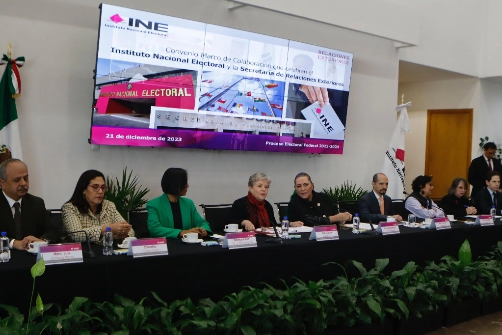 Autoridades del INE y de SRE durante la firma del convenio de colaboración. Foto SRE 