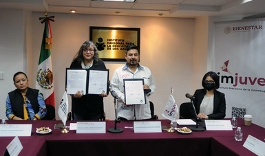 La titular del INEA, Teresa Reyes (c,izq) y el director del Imjuve, Guillermo Santiago (c,der) durante la firma del convenio. Foto INEA