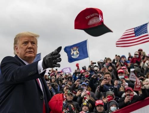 El presidente Donald Trump en una concentración de campaña en Waterford Township, Michigan. Foto Ap