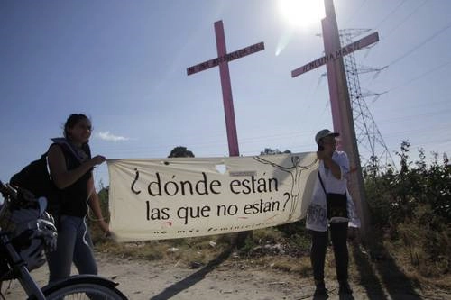 Durante una conmemoración por el Día Internacional de la Eliminación de la Violencia contra la Mujer, en el estado de México. Activistas y familiares de víctimas de feminicidio colocaron cruces rosas en Chimalhuacán para recordar a las mujeres cuyos cuerpos han sido encontrados en esa zona. Foto cortesía Diana Ramón / archivo 