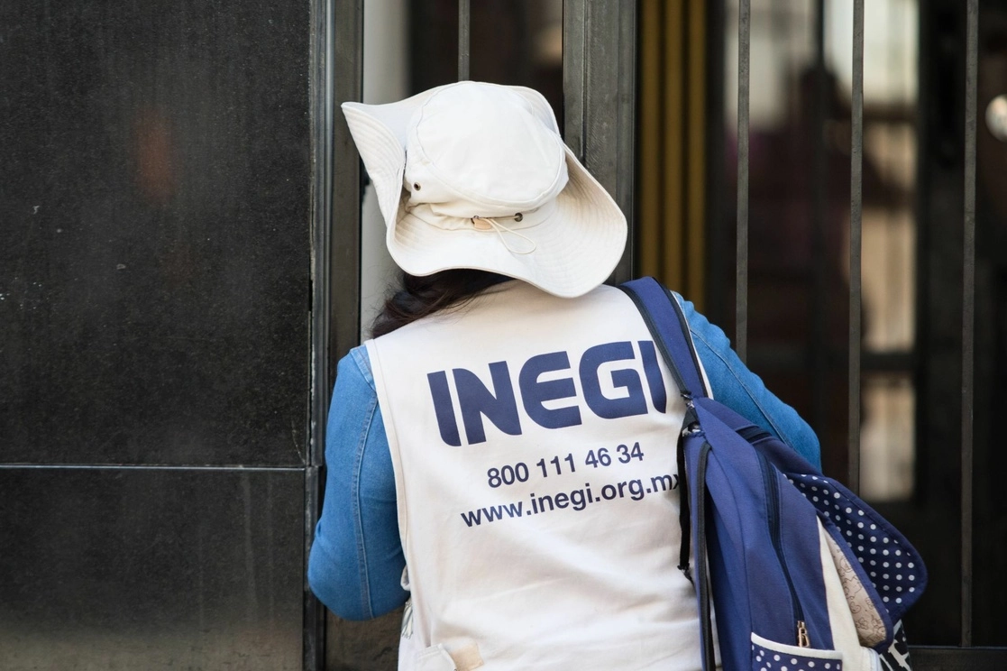 Una trabajadora del Inegi durante una visita a un domicilio en calles del Centro Histórico, de la Ciudad de México, como parte del levantamiento del Censo de Población y Vivienda 2020, el 3 de marzo de 2020. Foto Cuartoscuro / Archivo