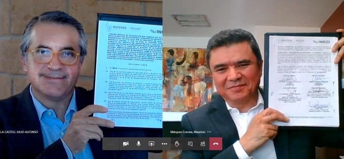 Los directores del Inegi y del INDAABIN muestran su copia del convenio. Foto @INEGI_INFORMA
