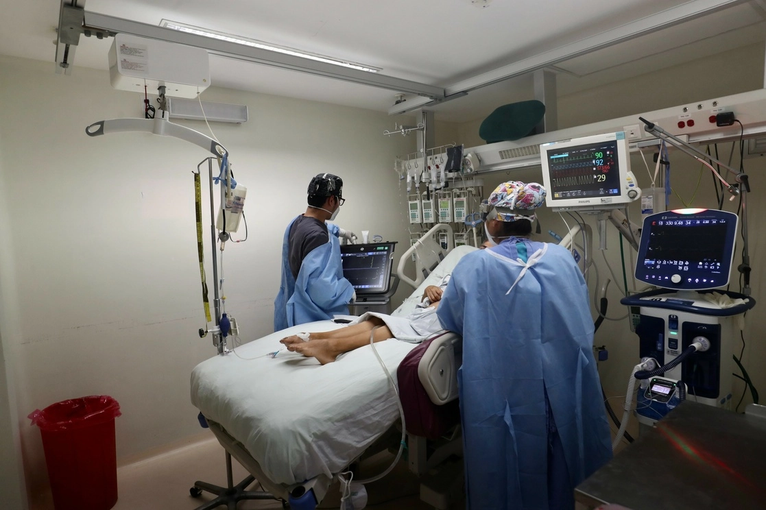 "La escasez de medicamentos para tratar el coronavirus, sobre todo sedantes, fue uno de los mayores problemas para tratar la enfermedad luego de su aparición en México hace dos años", narra Carmen Hernández Cárdenas, jefa de Áreas Críticas de la institución. Foto Luis Castillo