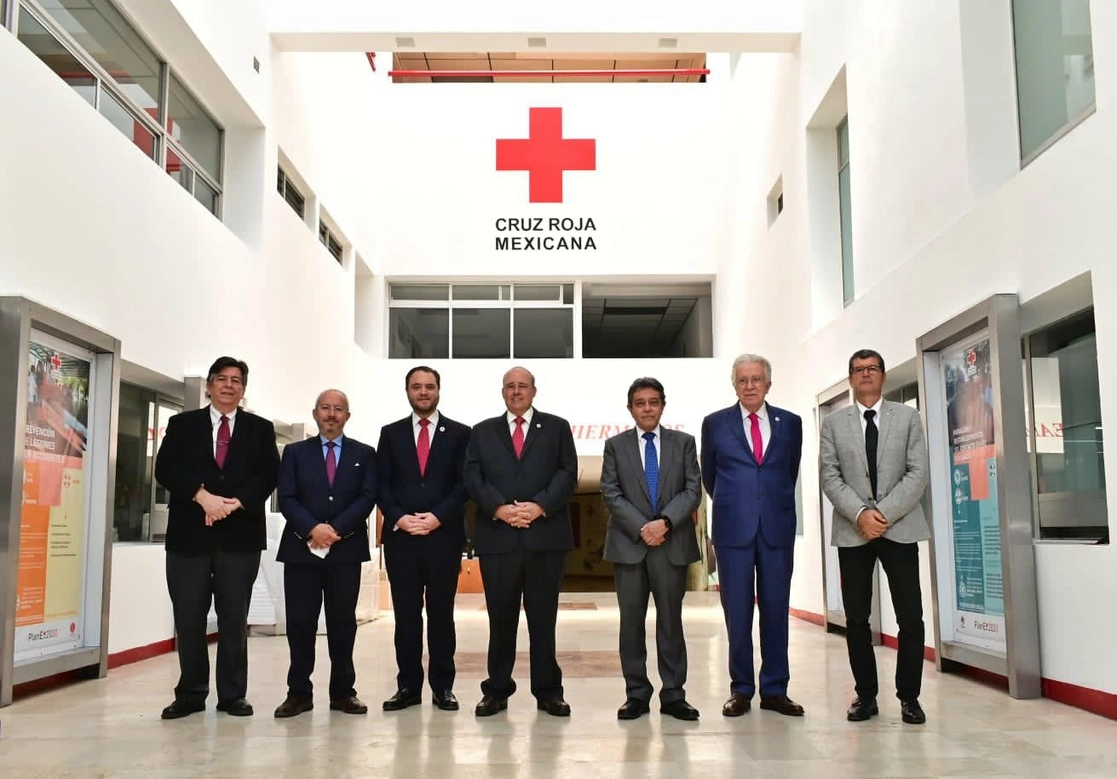 Durante la clausura del Hospital de Campo, se hicieron entrega de diversos recocimientos. Foto tomada de la cuenta de Twitter @SSalud_mx