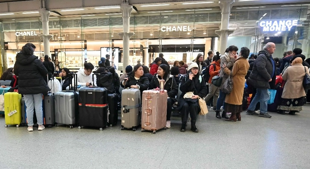 Una huelga inesperada de trabajadores franceses del Eurotúnel, el enlace submarino entre Reino Unido y Europa continental, interrumpió el tráfico ferroviario a través del Canal de la Mancha, amenazando las vacaciones navideñas. Pasajeros en la estación St Pancras, en Londres, el 21 de diciembre de 2023. Foto Afp