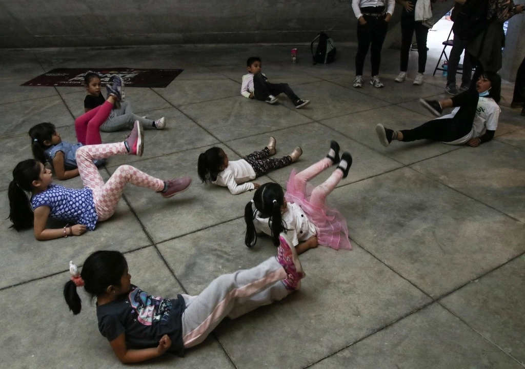 “Al menos seis de cada 10 niños y niñas son criados con métodos violentos, más de 2 mil fueron asesinados en 2023 y el 27.5% de todos ellos no tuvieron acceso a servicios de salud. En  la imagen, niños realizan actividad física. Foto Cuartoscuro / archivo 