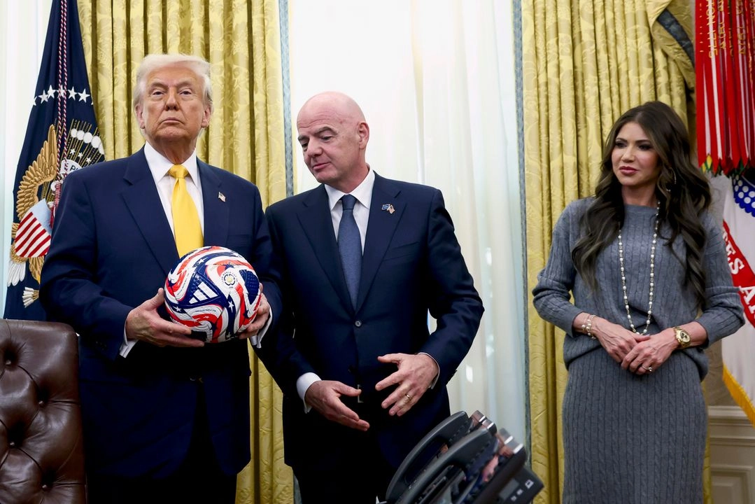 El presidente Donald Trump, de izquierda a derecha, sostiene el nuevo balón oficial de la Copa Mundial de Clubes de la FIFA mientras el presidente de la FIFA, Gianni Infantino, y la secretaria de Seguridad Nacional, Kristi Noem, observan en la Oficina Oval de la Casa Blanca en Washington, el viernes 7 de marzo de 2025.  Foto