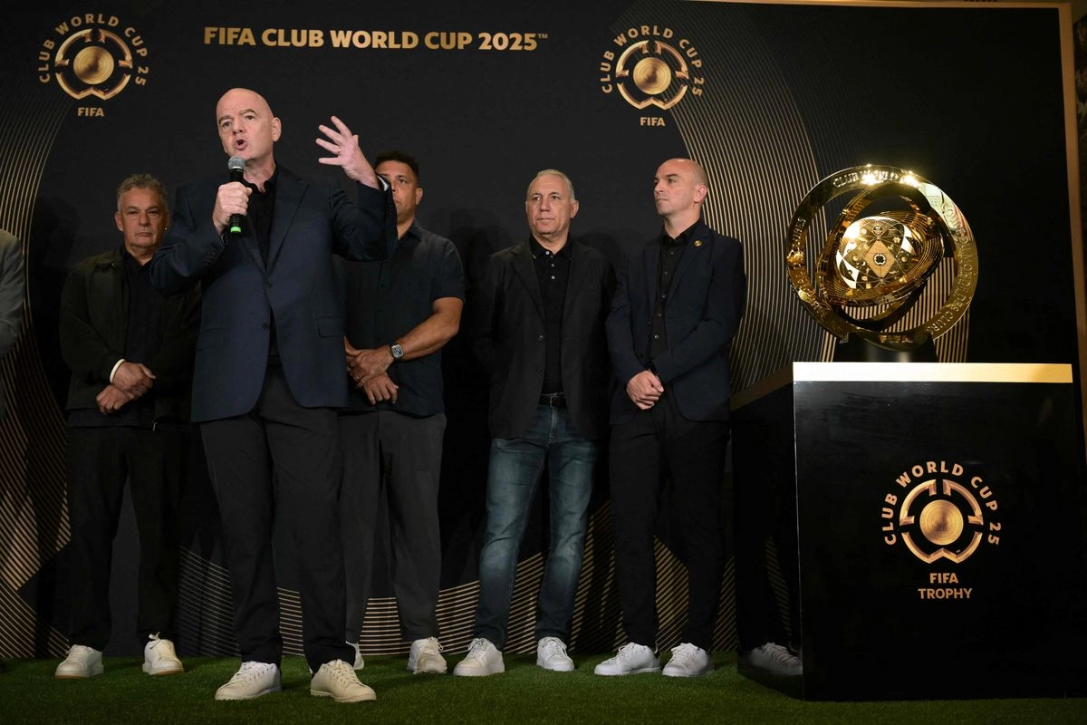 El presidente de la FIFA, Gianni Infantino, habla junto al trofeo de la Copa Mundial de Clubes de la FIFA y frente a los ex jugadores (de izq. a der.) el italiano, Roberto Baggio, el brasileño, Ronaldo, el búlgaro, Hristo Stoichkov y el argentino, Esteban Cambiasso, durante una conferencia de prensa en la Torre Trump de Nueva York el 12 de julio de 2025, en vísperas de la final de la Copa Mundial de Clubes de la FIFA 2025 entre el Chelsea inglés y el París Saint-Germain francés. 