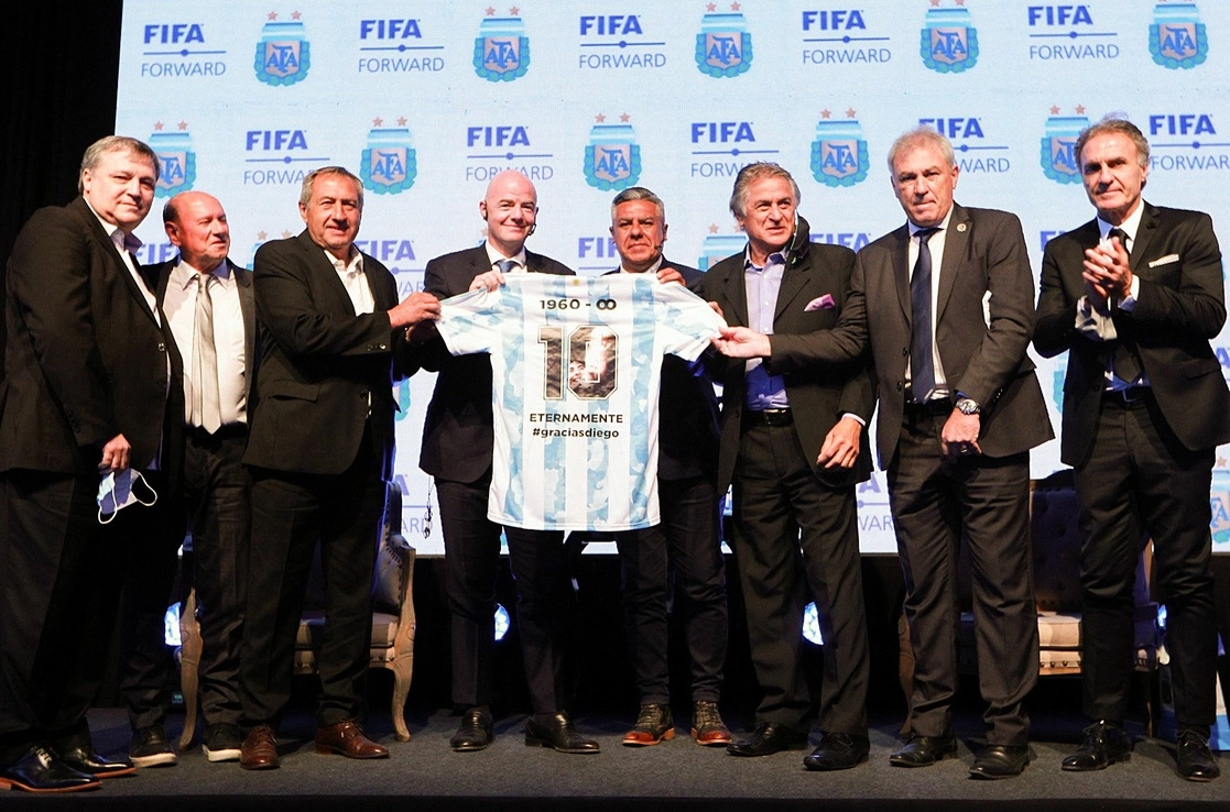 Gianni Infantino con Claudio Tapia y jugadores argentinos campeones del Mundo en 1978 y 1986. Foto Afp