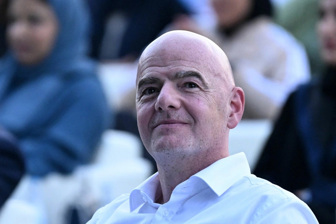 El presidente de la FIFA, Gianni Infantino, al frente del organismo desde 2016, optará a un tercer mandato en marzo de 2023 sin ningún rival, anunció la instancia. En la imagen, durante la ceremonia de apertura del festival de la Juventud en Doha, previo al inicio de la Copa Mundial de Qatar, el 17 de noviembre de 2022. Foto Afp