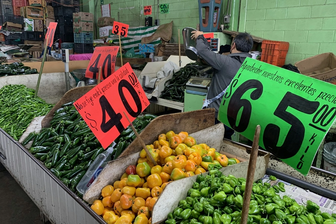 Venta de frutas y verduras en un local de la Central de Abasto, en Iztapalapa. Foto María Luisa Severiano / Archivo