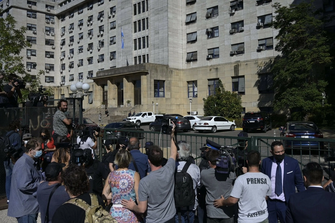 Un grupo de periodistas espera a que el presidente salga de los tribunales de Comodoro Py, donde fue a declarar en una causa de corrupción por obras públicas. Foto Ap 