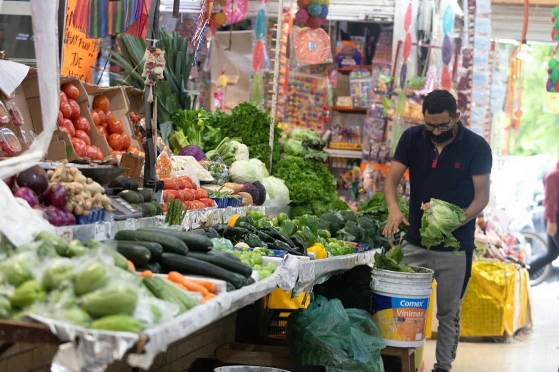 Venta de frutas y verduras en el mercado Medellín, en la colonia Roma, Ciudad de México. Foto Pablo Ramos / Archivo