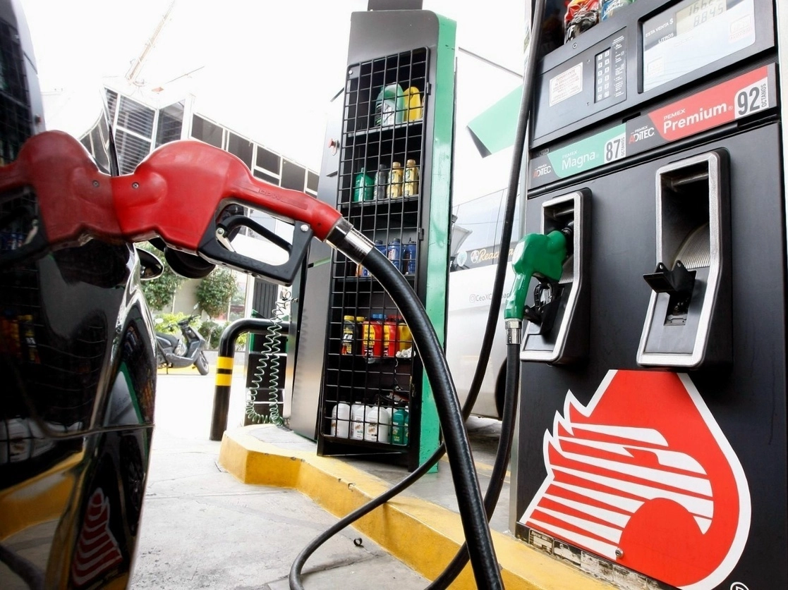 Gasolinera de Pemex en la Ciudad de México. Foto Roberto García Ortiz / Archivo