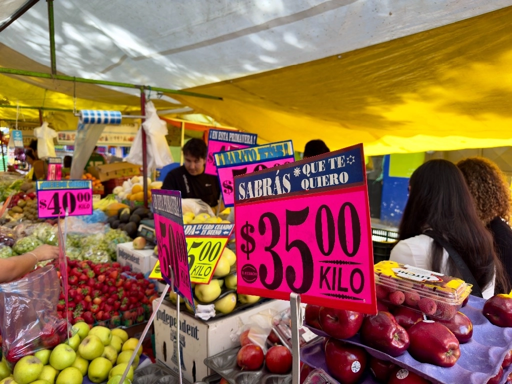 Venta de frutas en un mercado de la Ciudad de México, el 14 de julio de 2024. Foto Roberto García Ortiz