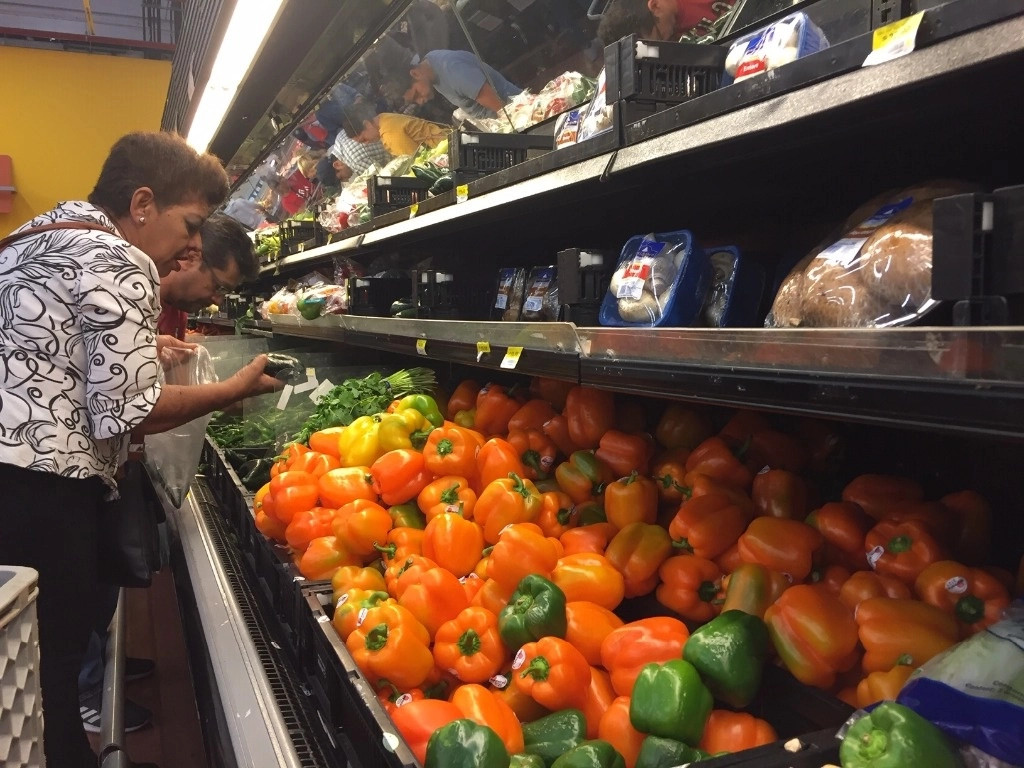 La tasa a la cual aumentaron los precios de los alimentos a principios de diciembre pasado fue cercana a 8 por ciento, lo que casi duplicó la tasa de inflación general. Pequeños comerciantes prevén que esta tendencia se prolongará más allá de enero.Foto 'La Jornada'