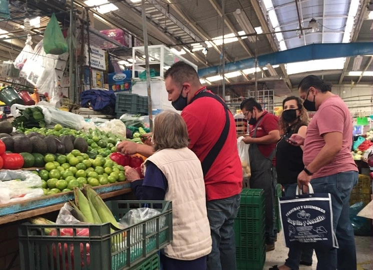 Venta de comestibles en el Mercado Ramón Corona, de la alcaldía Gustavo A. Madero, Ciudad de México. Foto Guillermo Sologuren / Archivo