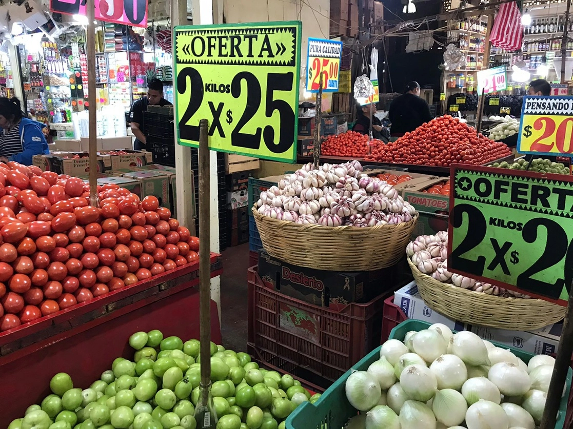 La cebolla registró un descenso de 23.59 por ciento; gas LP, 2.29; papa, pollo, tomate verde, naranja, gasolina de bajo octanaje, gas doméstico natural 8.38, 1.56, 15.36, 11.17, 0.33, 4.56 por ciento, respectivamente. Foto María Luisa Severiano / Archivo
