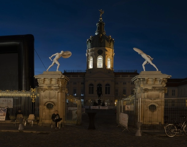 El Palacio de Charlottenburg está a oscuras por la noche en Berlín para ahorrar energía. Foto Ap