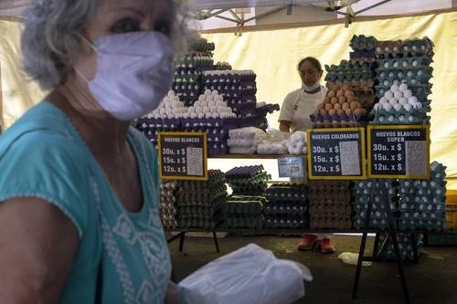Los alimentos y bebidas subieron 109.5 por ciento en los últimos 12 meses, mientras que los productos agropecuarios 109.8 por ciento y las prendas de materiales textiles 95.6 por ciento. Foto Ap