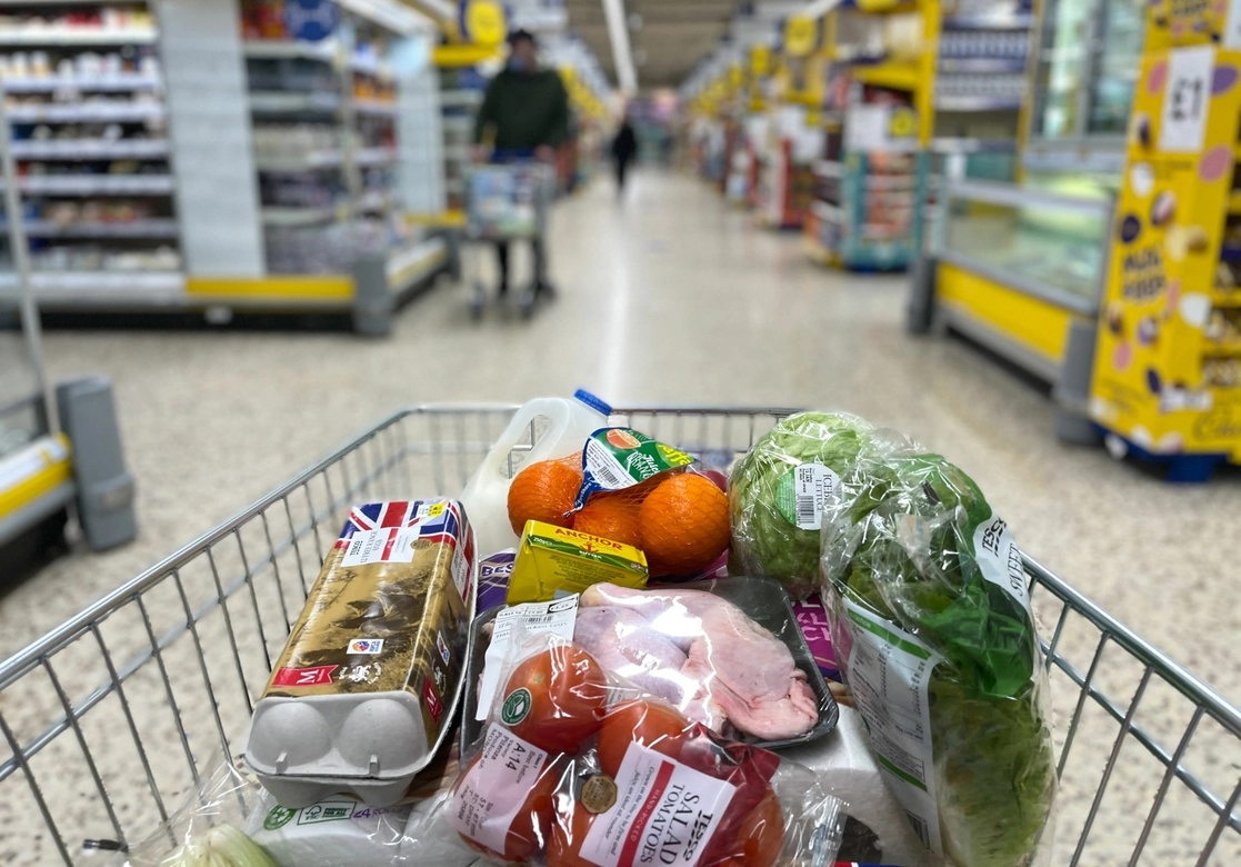 Compras en un centro comercial de Londres. Foto Afp