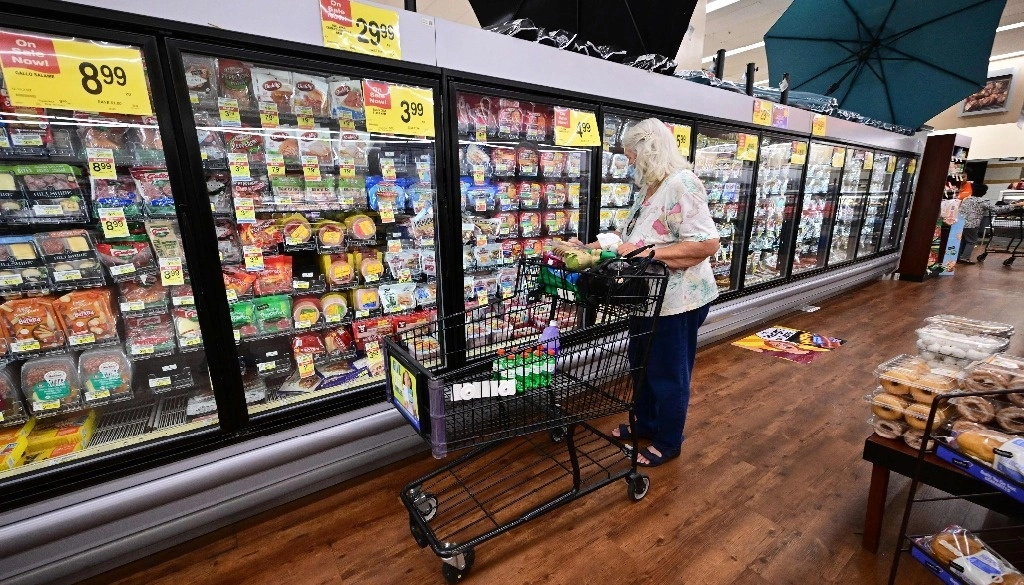 Una mujer realiza compras en un supermercado de Alhambra, California, el 13 de julio de 2022. Foto Afp