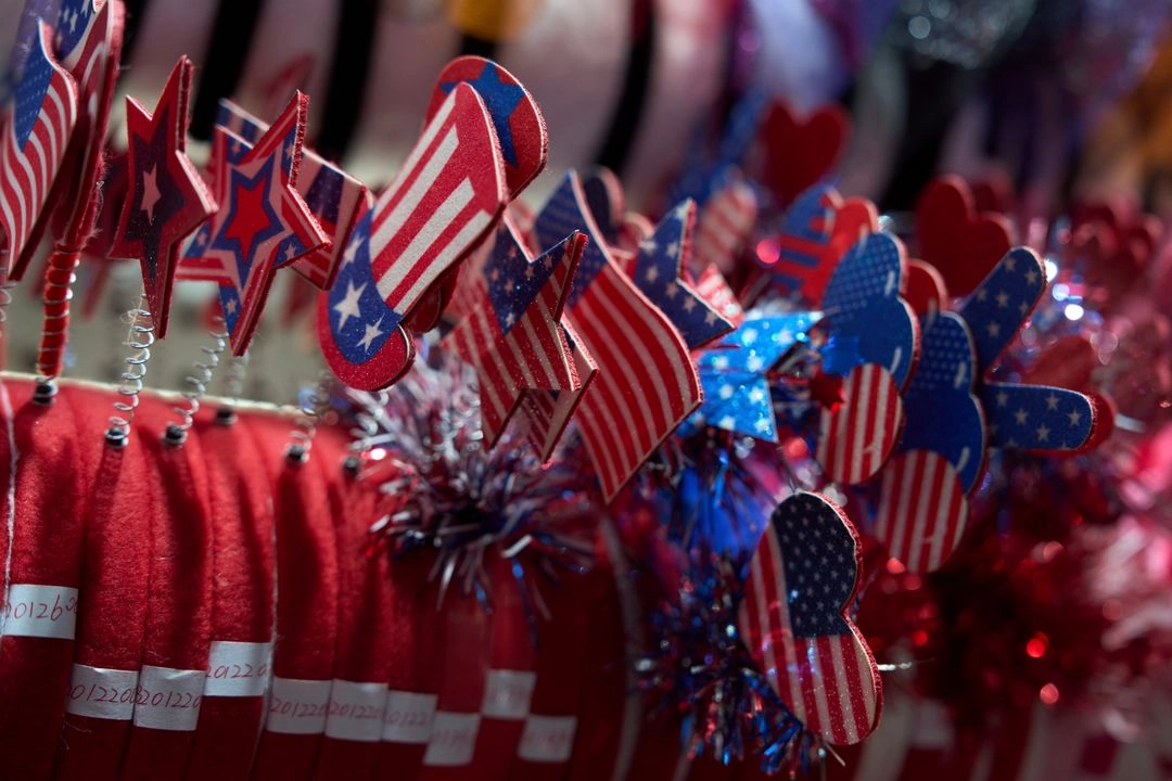 Artículos con la bandera de Estados Unidos elaborados en China. Foto