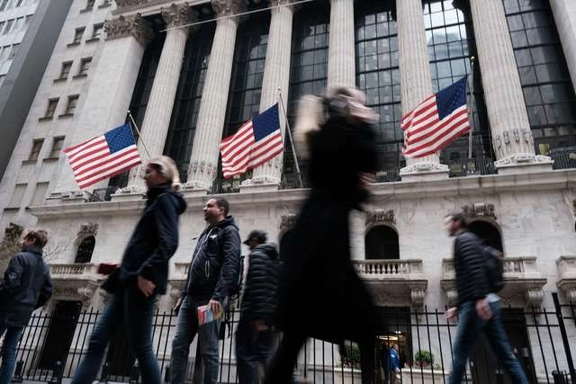 Personas caminan en las inmediaciones de Wall Street en la ciudad de Nueva York. Foto Afp
