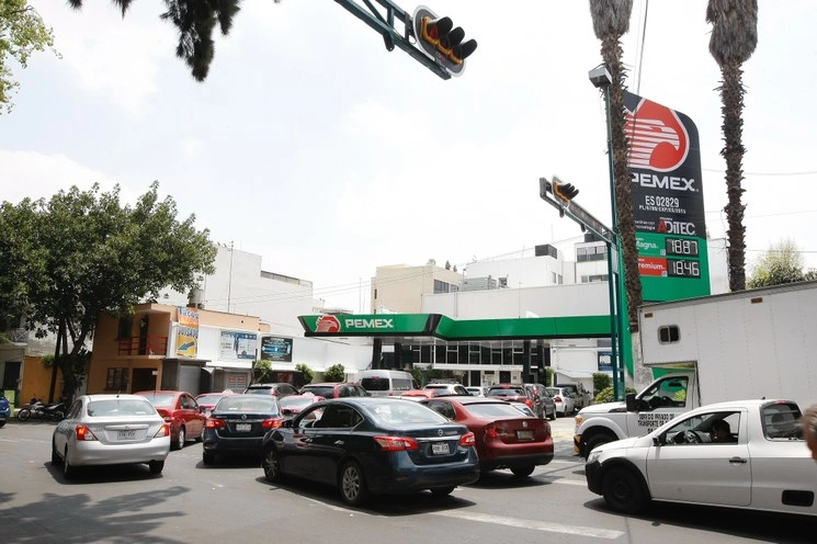 Estación de servicio ubicada en la esquina del Eje 8 y la avenida Plutarco Elías Calle, Ciudad de México, el 6 de agosto de 2020. Foto Roberto García Ortiz