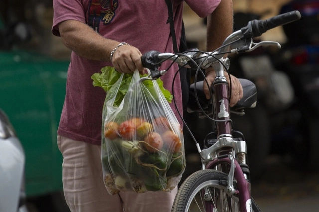 La desaceleración económica en América Latina inició en 2021  lo que ha provocado alza en precios de la canasta básica. Foto Ap