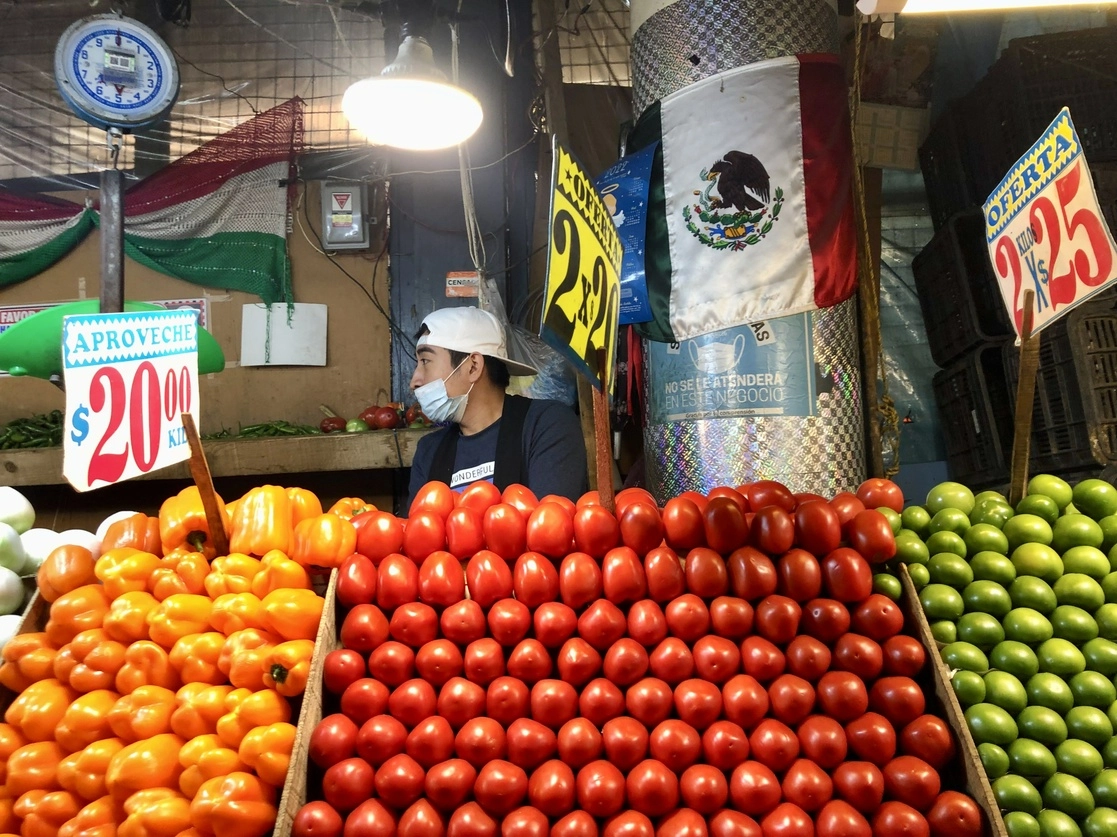Los productos que impulsaron el comportamiento al alza fueron el jitomate, gasolina regular, servicios turísticos en paquete, chile serrano y tortilla de maíz. La imagen, en un mercado de la Ciudad de México, el 9 de marzo de 2022. Foto Luis Castillo