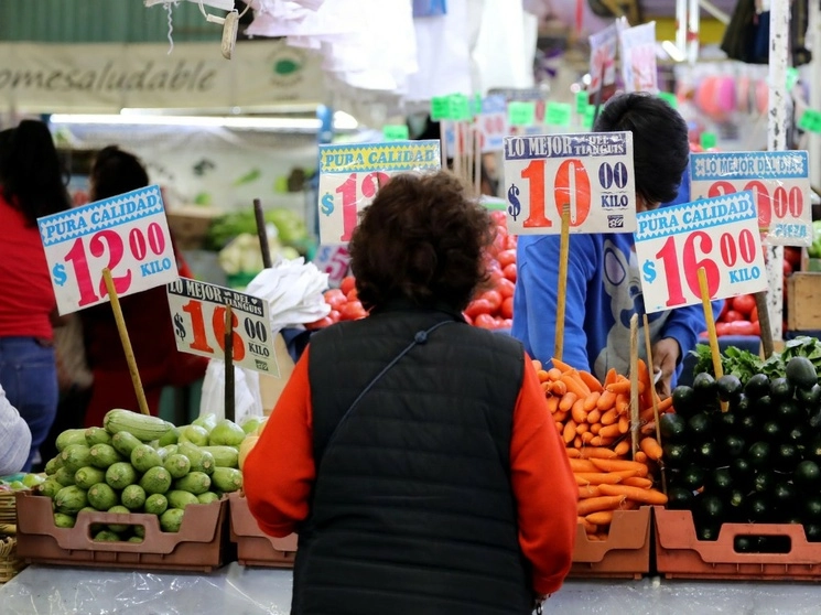 La inflación general en México disminuyó 0.02 por ciento mensual en abril, lo que se tradujo en una moderación de su medición anual a 6.25 por ciento, su nivel más bajo desde octubre de 2021, reveló el Inegi. Foto Roberto García Ortiz / Archivo
